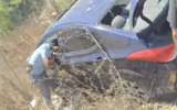 Des personnes fouillent l'habitacle d'un véhicule manifestement pris pour cible par l'armée israélienne lors de la frappe ciblée d'un haut responsable du Hezbollah à Sir El Gharbiyeh, dans le sud-Liban, le 29 août 2025. (Muntasser Abdallah/L'Orient Today via X)
